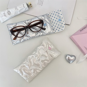 Étui à lunettes matelassé en satin avec <span class=keywords><strong>broderie</strong></span> cœur, étui de protection pour lunettes avec faible MOQ pour les voyages, pochette à lunettes d'été - Product Image 2