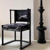Fournisseur de chaises de salle à manger de luxe personnalisées, chaises de salle à manger modernes noires avec structure entièrement en bois massif, style léopard danois