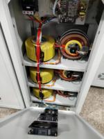 Stabilisateur/Régulateur de tension de moteur servo triphasé 380V 400V 415V 30KVA 50KVA 100KVA Affichage LED Régulateur AVR
