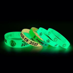 สายรัดข้อมือซิลิโคนราคาถูก พิมพ์ลายตามสั่ง โลโก้แบบนูน ข้อความ สี ขนาด เรืองแสงในที่มืด สายรัดข้อมือยางสำหรับโปรโมชั่น - Product Image 2