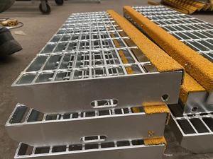 Scale a griglia in acciaio zincato con naso antiscivolo - Product Image 6