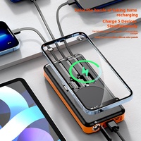 La batterie solaire est livrée avec un câble intégré, une batterie portable étanche de 10 000 mAh avec charge sans fil pour une utilisation en extérieur