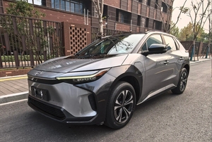 Toyota BZ4X 4WD SUV Eléctrico de Alto Rendimiento PRO, Modo X, Tracción Total, Pantalla de 12.3 Pulgadas, Carga Rápida, Vehículo Familiar de 5 Plazas - Product Image 2