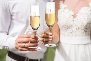 Elegante juego de 4 piezas para copas de champán, espátula y tenedor de lujo para pastel de boda para él y para ella con lazo de arpillera, hecho de metal duradero - Product Image 6