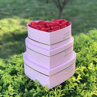 Ensemble cadeau en papier artistique personnalisé en usine, ensemble de trois pièces en forme de cœur, emballage en carton avec vernis, élégant coffret à fleurs
