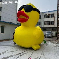 Canard gonflable portant des lunettes noires Animal de canard jaune gonflable géant pour les événements en plein air, la publicité et la décoration de l'eau