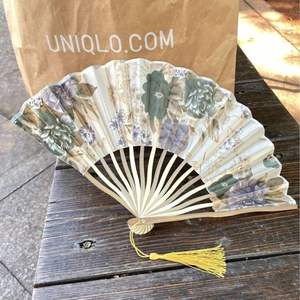 Éventail Pliant Portable en Bambou Écologique, Motif Cœur Classique Peint, Idéal pour la Décoration Intérieure, Cadeau d'Affaires et Promotion DIY - Product Image 3