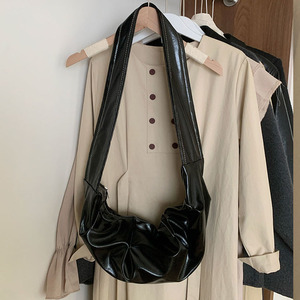 Sac à bandoulière de type Dumpling, blanc cassé, noir, marron, à sangle unique, avec coutures plissées, fermeture éclair, style normcore minimaliste - Product Image 2