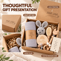 Coffret Cadeau Créatif pour Bébé - Trousse de Soins pour le Bain, Hochet Tricoté, Anneau de Dentition Apaisant, Jouets en Bois - Ensemble de 6 Pièces pour 0-24 Mois