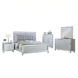 Ensemble de chambre à coucher Sterling Queen en bois argenté avec lit LED, commode, miroir et table de chevet, design contemporain et moderne - Product Image 1