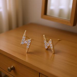 Orecchini a Perno E1241 in Oro Bianco, Forma a Punta con Cristallo Rotondo e Strass, Montatura a Griffe, Gioielli Unisex alla Moda - Product Image 2