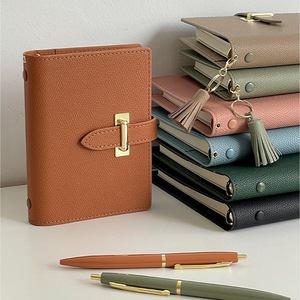 Kundenspezifisches Mini A7 Loseblatt-Notizbuch aus PU-Leder für die Schule für Mädchen – Personalisierter Tagebuch-Planer - Product Image 2