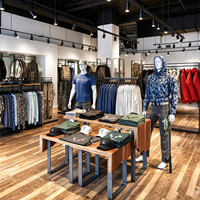 Présentoir de Vêtements Autonome en Métal Noir avec Plateau en Bois et Tringle de Suspension CE ETL pour Boutiques (Vente en Gros)