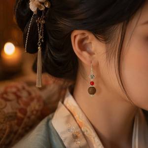 Pendientes <span class=keywords><strong>de</strong></span> Estilo Imperial del Sur <span class=keywords><strong>de</strong></span> <span class=keywords><strong>la</strong></span> Dinastía Tang con Fragancia Natural <span class=keywords><strong>de</strong></span> Agarwood Infundida con Pera Dulce - Product Image 2