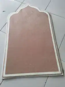 Kunden spezifische faltbare einfache muslimische Sejajah Flanell gedruckt Musalla Islam maschinell hergestellte Gebets matte