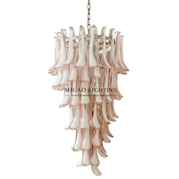 Lustre médiéval français, en verre de Murano fait main, à pétales superposés, dégradé rose-blanc, pour villa à plafond haut en duplex