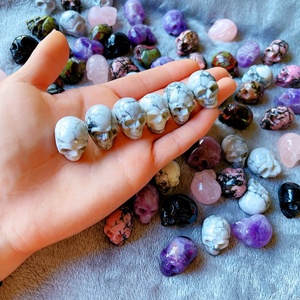 Miniature di Cranii Realistiche Intagliate a Mano in Pietra Semipreziosa Naturale, Ornamenti e Statuette in Gemme - Product Image 2