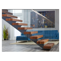 Escalier à monopoutre en acier chromé avec marches en bois Zebrano, balustrade en verre transparent et éclairage sous les marches