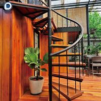 Escalier en colimaçon moderne gain de place pour intérieur, en acier inoxydable avec poteau central, marches en bois et main courante antidérapante pour maison, loft, appartement