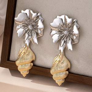 Pendientes de perlas de flores de dos colores Pendientes de concha de tendencia de moda para mujer - Product Image 1