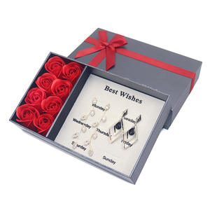 Confezione Regalo per San Valentino 2026 con 8 Rose Rosse Conservate Fatte a Mano e <span class=keywords><strong>Sette</strong></span> Paia di Orecchini, Ideale per Pasqua e Natale - Product Image 6