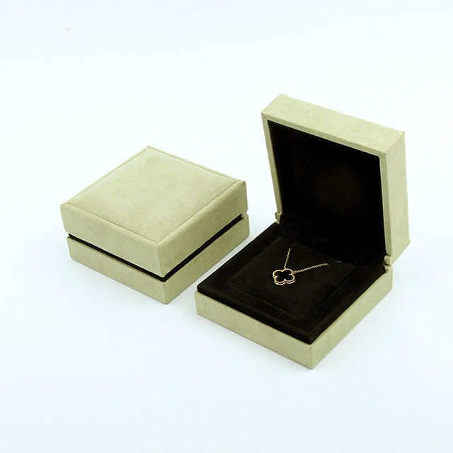 กล่องสร้อยคอสีเขียว