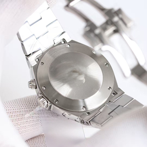 Reloj de pulsera de diseño de alta gama con caja de acero, esfera negra, brazalete integrado, resistente al agua hasta 50 m, automático, con doble huso horario y reserva de marcha. - Product Image 4