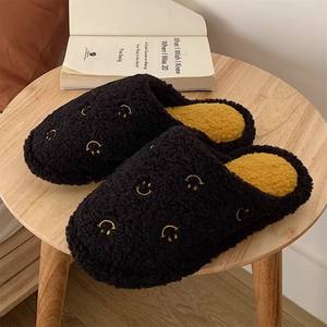 XIXITIAO Pantoufles en peluche style coréen avec visage souriant pour couple, pantoufles d'intérieur chaudes et antidérapantes pour l'hiver, pantoufles confortables pour femmes et hommes - Product Image 1