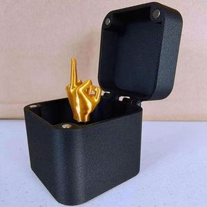 Boîte cadeau surprise avec doigt d'honneur - Cadeau amusant pour adultes, blague personnalisée idéale pour toutes les occasions - Product Image 3