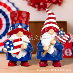 ตุ๊กตาคนแคระลายธงชาติอเมริกัน 2 ชิ้น เรซินสังเคราะห์ ของตกแต่งวันชาติอเมริกา สำหรับตกแต่งห้องนั่งเล่น ห้องนอน โต๊ะ - Product Image 1