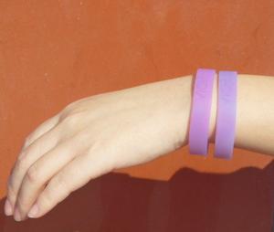 Braccialetto in Silicone Sensibile ai Raggi UV che Cambia Colore, Personalizzabile con il Tuo Logo - Product Image 4