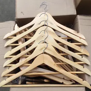फ़ैक्टरी डायरेक्ट हॉट सेल फ़्लैट हैंड सस्ते लकड़ी के कपड़े कपड़ों के लिए शीर्ष हैंगर लकड़ी