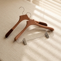Cintres en bois de noyer de qualité supérieure, personnalisables avec logo, écologiques, avec revêtement floqué, larges épaules/clip, pour magasins de vêtements et armoires