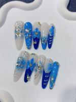 Uñas Acrílicas Hechas a Mano con Flores Azules en 3D, Uñas Almendradas con Degradado Azul y Blanco, Uñas Postizas con Líneas Plateadas y Cuentas de Diamantes de Imitación