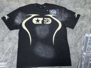 เสื้อยืดแขนสั้นผู้ชายทรงปกติ สตรีทแวร์ พิมพ์ลาย ผ้าคอตตอนเจอร์ซีย์ คอกลม สีขาว สีดำ เป็นมิตรกับสิ่งแวดล้อม - Product Image 3