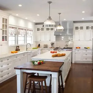 خزانات مطبخ مثالية ذات تصميم كلاسيكي بالكامل مصممة حسب الطلب مع تصميم كلاسيكي من طراز Big Island