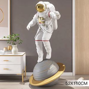Escultura de astronauta de resina para interiores, decoración de fibra de vidrio, estatua de astronauta en La <span class=keywords><strong>Luna</strong></span>, figurita de estación <span class=keywords><strong>espacial</strong></span>, escultura para Decoración - Product Image 3