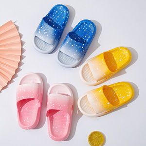 Nieuwe stijl gradientkleurige lichtgewicht zachte kinderslippertjes binnen- en buitenshuis antislip strandsandalen - Product Image 1