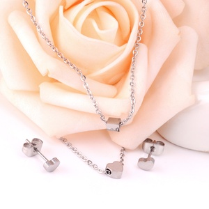 Vente en gros de colliers pendentifs ronds en acier inoxydable de haute qualité, plaqués trois couleurs, ensemble de bijoux tendance - Product Image 6