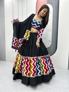 Lehenga Choli Noir Traditionnel avec Imprimé Zigzag Coloré en Coton Numérique, Tenue de Mariage pour Femme, Longueur au Sol, Coupe Ample - Product Image 1