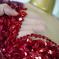 Robe sirène de luxe rouge à sequins, ornée à la main de strass, tenue de Drag Queen, vêtement de scène professionnel, robe de gala de concours, tissu en maille