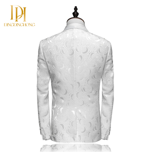 Lo sposo maschio vestito con un abito da sposa bianco presenta un fronte piatto monopetto con motivi floreali - Product Image 2