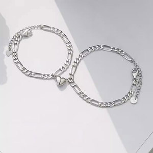 Bracelet et jonc de luxe personnalisés en acier inoxydable 316L pour femmes, bracelet magnétique cœur pour elle et lui - Product Image 1