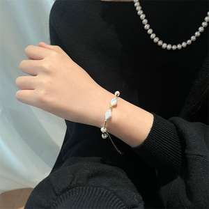 สร้อยข้อมือไข่มุกทรงบาร็อค Zhuji สไตล์หรูหราใหม่ ดีไซน์เฉพาะตัว ทอง 14K พร้อมสายโซ่และจี้ประดับ - Product Image 3