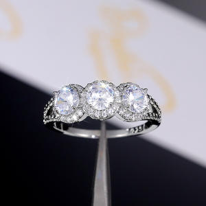 Anello da Donna F835 in Oro Bianco con Diamante Taglio Brillante Rotondo Colore D Naturale, Anello di Fidanzamento con Diamanti Laterali - Product Image 3