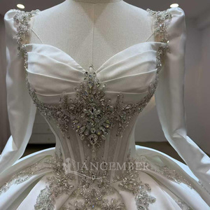 Robe de mariée en satin Lsjj125 à manches longues, avec appliques de dentelle perlées et traîne, Jancember - Product Image 3