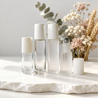 Vente en gros de flacons cylindriques en verre transparent givré de 5 ml et 10 ml, flacons vides pour huiles essentielles, rouleaux en acier inoxydable pour bouchons blancs