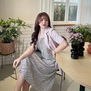 Robe d'été ample à imprimé floral Runqi N8662, blanche avec fleurs, sans bretelles, taille basse, grande taille pour femmes - Product Image 2