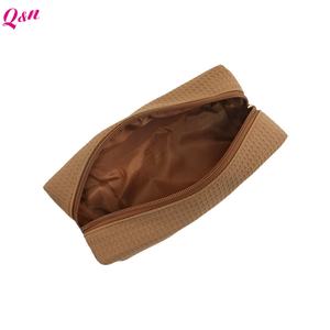 Sac cosmétique en gros style personnalisé sac cosmétique portable de grande capacité vague gaufré coton doux - Product Image 5