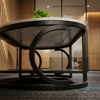 Table basse ovale moderne en marbre blanc avec rangement à double niveau et structure en métal noir pour salon d'entreprise